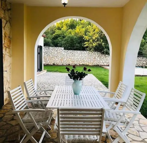 πέτρινη ιδιωτική με πισίνα Apartment Pouládes