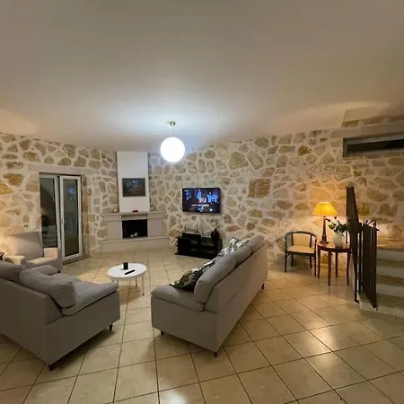 Apartment πέτρινη ιδιωτική με πισίνα Pouládes