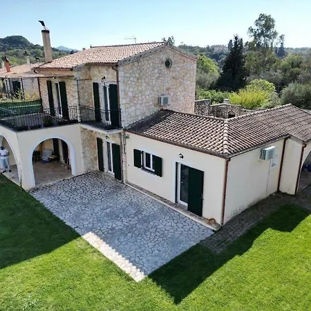 πέτρινη ιδιωτική με πισίνα Pouládes