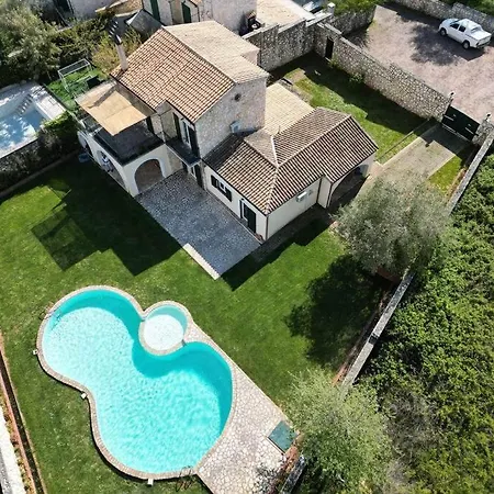 πέτρινη ιδιωτική με πισίνα Pouládes