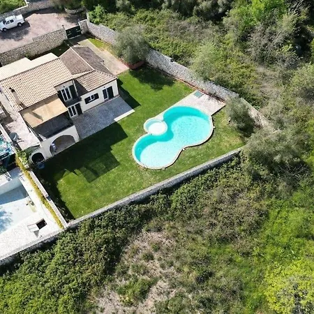 πέτρινη ιδιωτική με πισίνα Pouládes