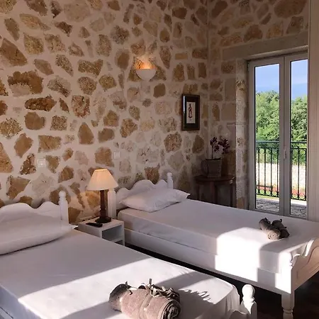 πέτρινη ιδιωτική με πισίνα * Poulades