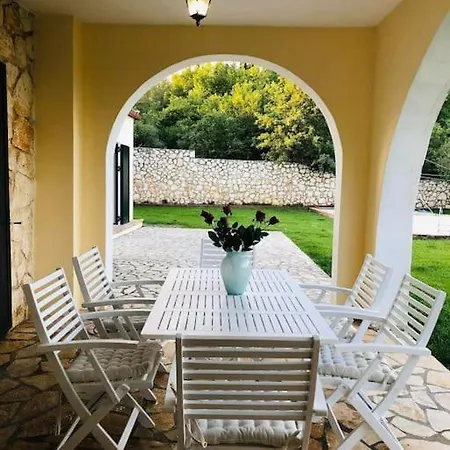 πέτρινη ιδιωτική με πισίνα Apartmán Pouládes