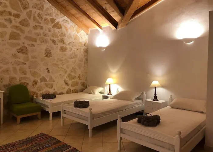 πέτρινη ιδιωτική με πισίνα Pouládes