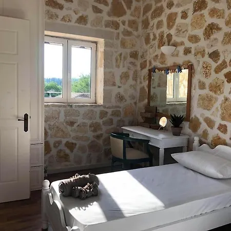 πέτρινη ιδιωτική με πισίνα *