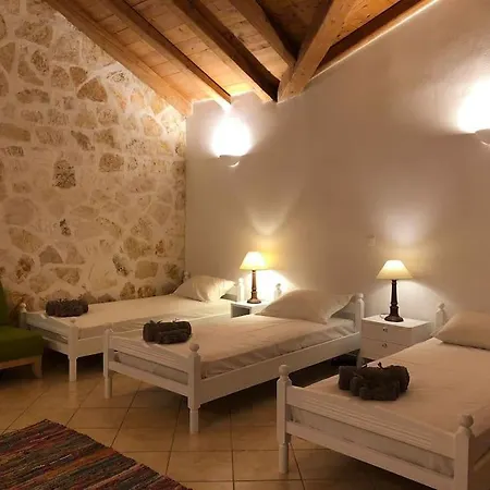 πέτρινη ιδιωτική με πισίνα Pouládes