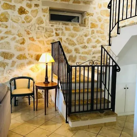 πέτρινη ιδιωτική με πισίνα *