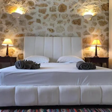 πέτρινη ιδιωτική με πισίνα