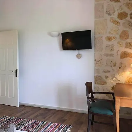 πέτρινη ιδιωτική με πισίνα * Pouládes